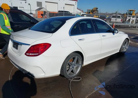 2016 Mercedes-Benz C 300 Sport z USA, uszkodzony, nr VIN 55SWF4JB0GU167033